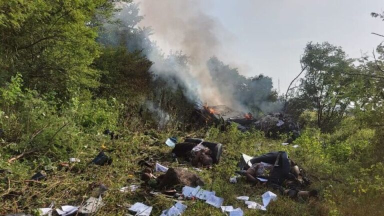 पुण्यात बावधन येथे डोंगरावर हेलिकॉप्टर कोसळले! दोन पायलटसह अभियंत्याचा मृत्यू