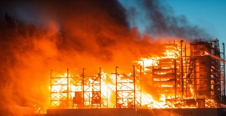 बावाना आग: उत्पादन युनिट जळून खाक