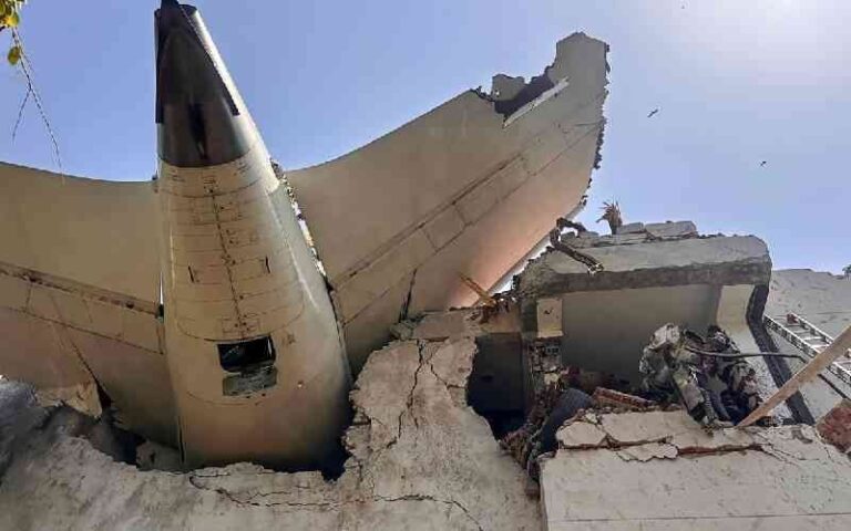 अहमदाबाद विमान अपघात: भीषण स्फोट,२४२ ठार